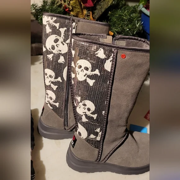 UGG Gray Suede Boots.Never Worn! - Picture 1 of 7